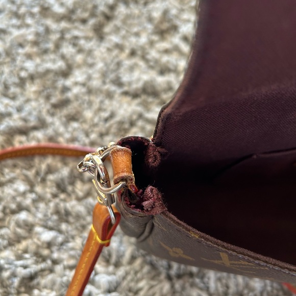 Gorgeous used crossbody. NOT AUTHENTIC!! - Picture 7 of 9